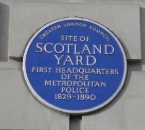 Blue plaque marking the original site of Scotland Yard, first headquarters of the Metropolitan Police from 1829 to 1890.